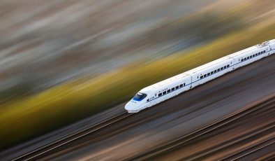 ALMANYA’DA TREN SEYAHATİNDE YENİ DÖNEM: AVRUPA HİZMETLERİ ARTIRILIYOR, BİLET FİYATLARI SABİT KALIYOR
