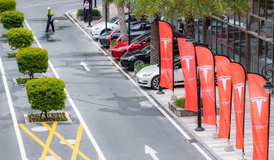 AVRUPA’DA OTOMATİK SÜRÜŞ TARTIŞMASI: TESLA SİSTEMİNİN ADINI DEĞİŞTİRİYOR!