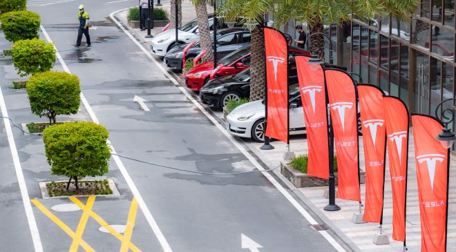 AVRUPA’DA OTOMATİK SÜRÜŞ TARTIŞMASI: TESLA SİSTEMİNİN ADINI DEĞİŞTİRİYOR!