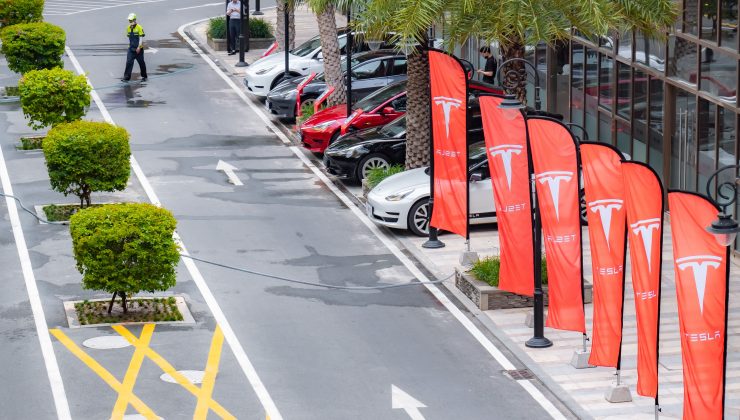 AVRUPA’DA OTOMATİK SÜRÜŞ TARTIŞMASI: TESLA SİSTEMİNİN ADINI DEĞİŞTİRİYOR!